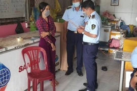 Thu mua gà ủ muối, mực đông lạnh trôi nổi về bán kiếm lời