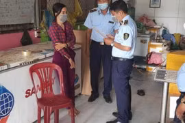 Thu mua gà ủ muối, mực đông lạnh trôi nổi về bán kiếm lời