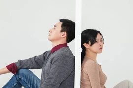 Lén lút vụng trộm sáu năm cứ ngỡ chồng không hề hay biết