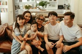 Các con của ca sĩ Hoàng Bách: Cậu cả giọng hay hơn bố