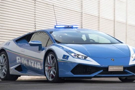 Cảnh sát Italia dùng siêu xe để chuyển món quà Giáng sinh