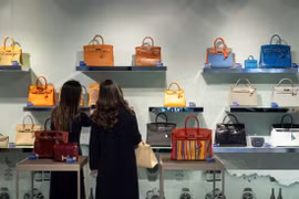 Tỷ phú Hong Kong bán đấu giá bộ sưu tập túi Hermès triệu USD