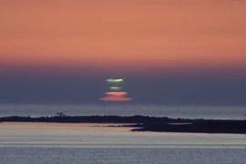 Khám phá hiện tượng tia chớp lục ma quái