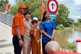 Con trai Lâm Vỹ Dạ 11 tuổi cao ngang bố, dàn sao trầm trồ