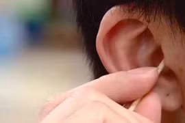 Người phụ nữ bị ung thư ống tai ngoài vì thói quen khó bỏ