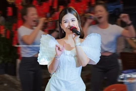 Khét như Dương Hoàng Yến: Cao hứng hát giữa quán nhậu