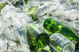 Chai thủy tinh có hại hơn chai nhựa, tại sao?