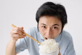 Những sai lầm khi ăn cơm gây hại sức khỏe khủng khiếp