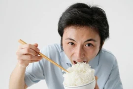 Những sai lầm khi ăn cơm gây hại sức khỏe khủng khiếp