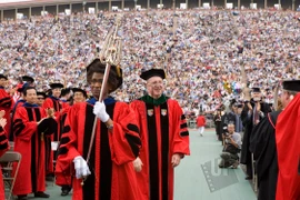 Lịch sử cây quyền trượng và áo choàng trong lễ tốt nghiệp