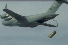 Bắt chước Việt Nam, Mỹ biến vận tải cơ thành oanh tạc cơ