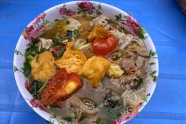 Bát bún 100.000 đồng, cốc cà phê phụ thu 'VAT 100%'