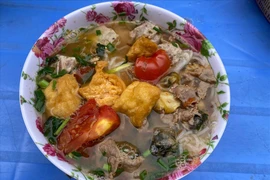 Bát bún 100.000 đồng, cốc cà phê phụ thu 'VAT 100%'