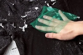 Cách làm sạch quần áo giặt xong vẫn còn bụi vải, vụn giấy