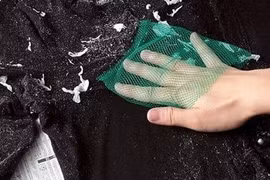 Cách làm sạch quần áo giặt xong vẫn còn bụi vải, vụn giấy