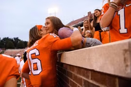 3 nàng WAGs nóng bỏng của làng bóng bầu dục Mỹ