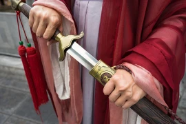 Tại sao tua được buộc vào thanh kiếm cổ đại?