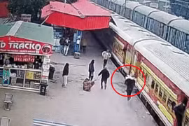 Hành khách Ấn Độ bị kẹt dưới đường ray khi tàu đang chạy