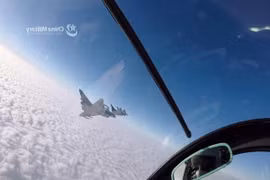 Cận cảnh "thượng phương bảo kiếm" của trong tay Không quân Trung Quốc