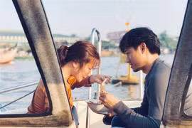 Quý Bình lần đầu khoe ảnh con đầu lòng với vợ đại gia