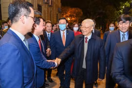 Tổng Bí thư, Chủ tịch nước Nguyễn Phú Trọng chúc Tết nhân dân bên Hồ Gươm