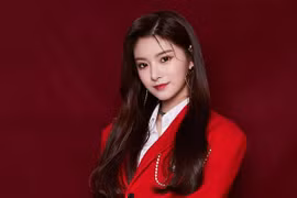 Nữ ca sĩ bị tẩy chay vì không chịu quỳ lạy khán giả