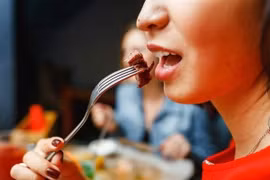 Sai lầm khiến bé gái 12 tuổi mắc bệnh của người trung niên