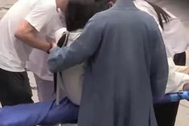 Chân Tử Đan gây tranh cãi vì dùng giá đỡ khi diễn cảnh bế người đẹp