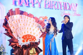 Sao nam tặng vợ quà siêu khủng là 89 cuốn sổ đỏ