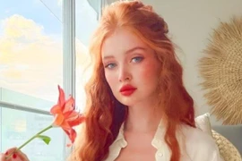 Nhan sắc “siêu thực” của cô gái có mái tóc đỏ đẹp nhất hành tinh