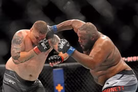 ‘Cậu bé quái thú’ tung loạt 75 cú đấm hạ knock-out võ sĩ Mỹ