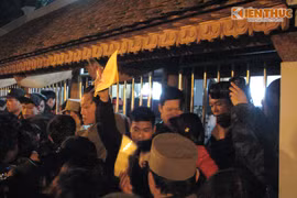 Khai ấn đền Trần: Du khách thức trắng đêm chờ xin Ấn