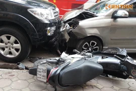 Hà Nội: Ô tô đi ngược chiều, đâm 2 người nguy kịch