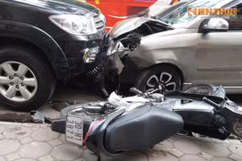 Hà Nội: Ô tô đi ngược chiều, đâm 2 người nguy kịch