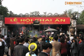 Dòng người nườm nượp đổ về đền Trần trước giờ khai ấn