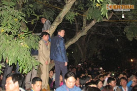 Đại biểu leo cây, trèo tường dự lễ khai ấn đền Trần