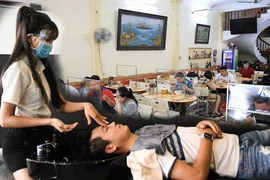 Dân Thủ đô nô nức đi ăn phở, cắt tóc như “mở hội“