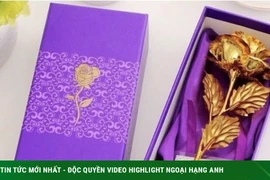 Ngày 8/3, xuất hiện hoa hồng mạ vàng giá chỉ 10.000 đồng/bông