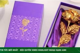 Ngày 8/3, xuất hiện hoa hồng mạ vàng giá chỉ 10.000 đồng/bông