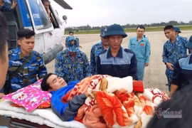 Trực thăng vào cuộc ứng cứu người bị thương khi tìm dân mất tích