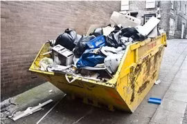 Thấy túi đen ở thùng rác, người đàn ông mở ra và cái kết không tưởng