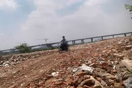 Trắng trợn đổ rác, phế thải xây dựng tại bãi sông Hồng