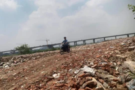 Trắng trợn đổ rác, phế thải xây dựng tại bãi sông Hồng
