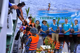 Để Trường Sa không chỉ xanh, đẹp mà còn đơm hoa, kết trái