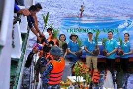 Để Trường Sa không chỉ xanh, đẹp mà còn đơm hoa, kết trái