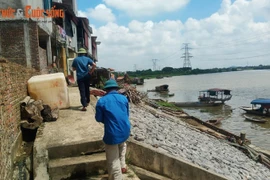 Kè đê Hữu sông Cầu sụt lún: Chịu tác động “công trình” vi phạm ATHL đê điều?