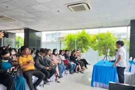 Shark Thủy và BLĐ Apax Leaders đối thoại với phụ huynh ở TP HCM