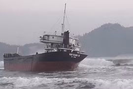 Cứu hộ các thuyền viên tàu hàng bị mắc cạn trên biển