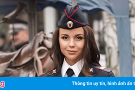Hoa khôi cảnh sát Nga có tài năng cưỡi ngựa