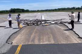 Nghệ An: Sân bay Vinh bị tê liệt do đường băng bị bong tróc